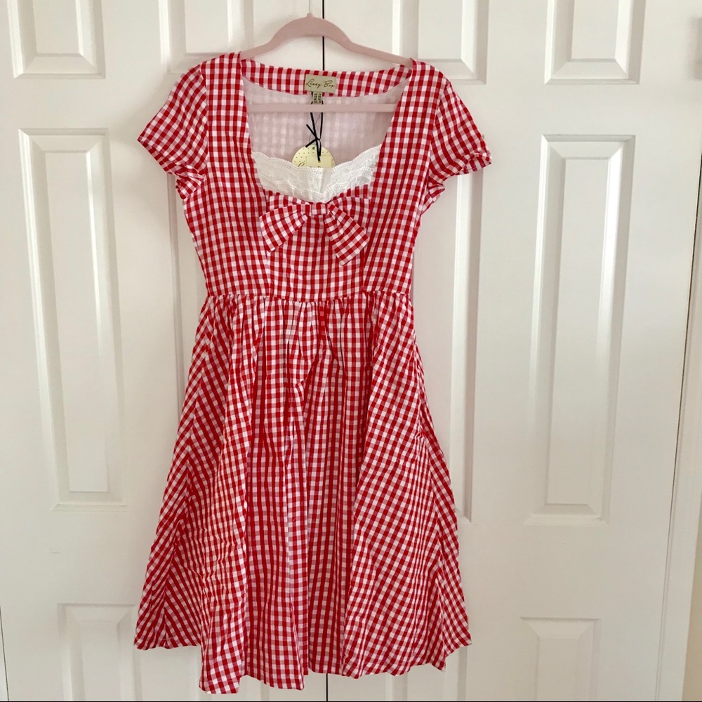 Cute red gingham sundress 🌞 ❤️